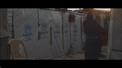Les toiles de tentes sont fournies par l'ONU, les syriens louent la terre sur laquelle ils les installent, 50 dollars par tente.