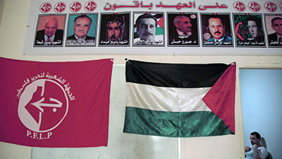 Dans le centre social, des affiches politiques palestiniennes
