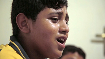 Un enfant chante une chanson palestinienne